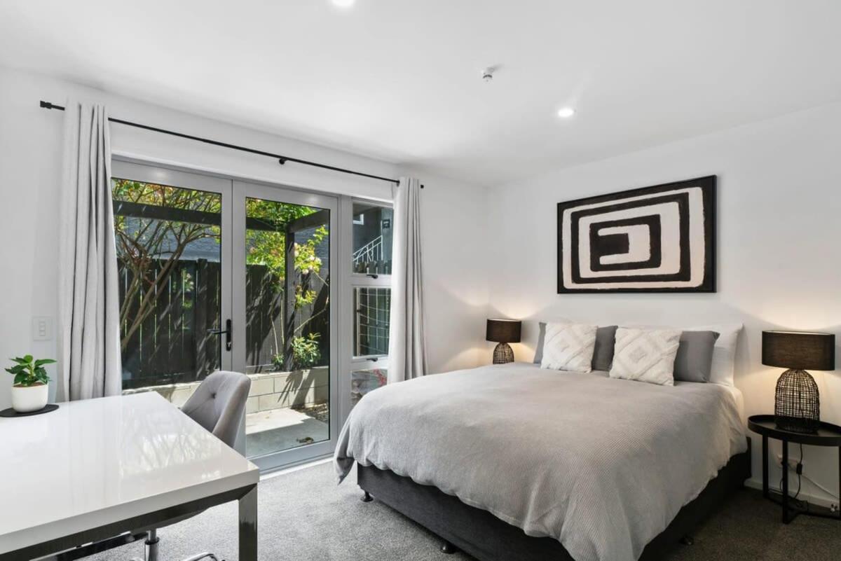 Central Queenstown Luxury Exterior photo